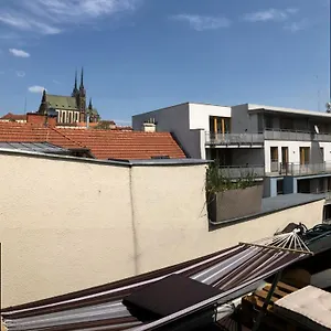 https://apartman-v-centru-mesta-s-vyhledem-na-petra-pekne-pro-par.brnohotels.org